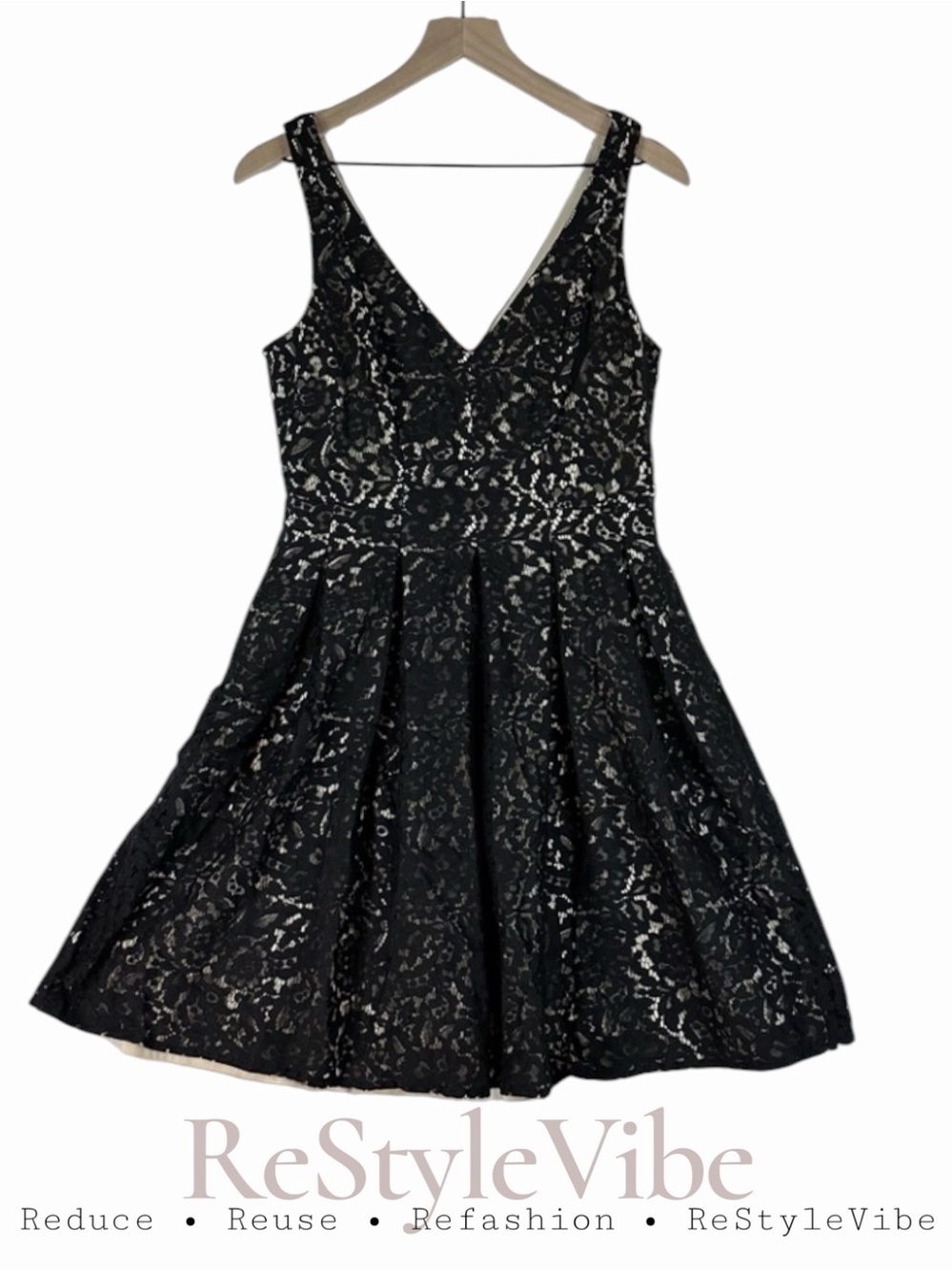 BETSEY JOHNSON Women’s Size 6 Dress Skater Lace Pockets V Neck Sleeveless Lined